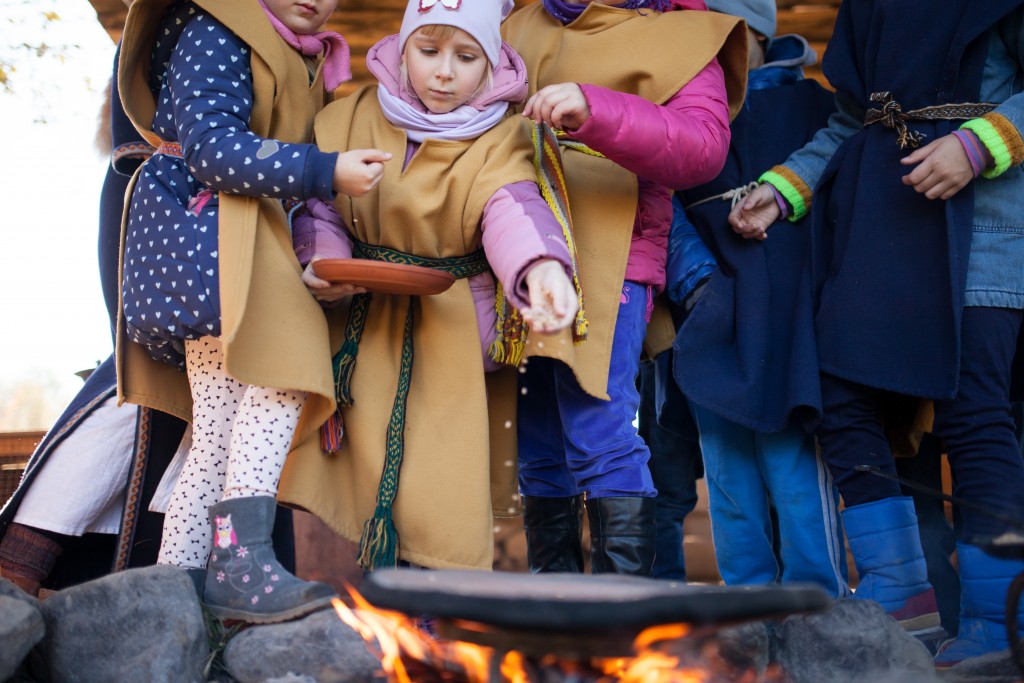 En skoleklasse besøker Vikingu Kaimas utenfor Vilnius i Litauen.